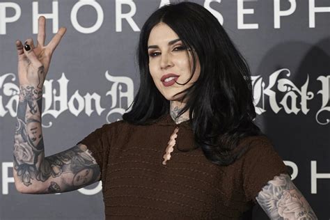 why is kat von d covering her tattoos|Kat Von D says shes spent almost 40 hours blacking。